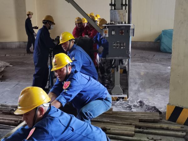 1697611925108967.jpeg 10月17日,尿素車間與修造部人員共同更換皮帶2.jpg