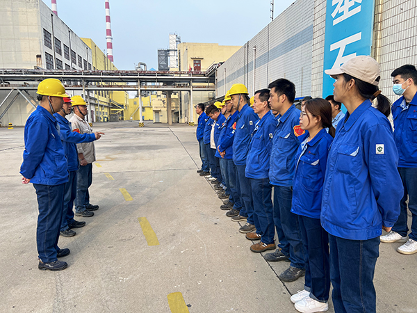 1697675360834172.jpeg 合成車間晨會上,王東亮正在進行安全叮囑.jpg