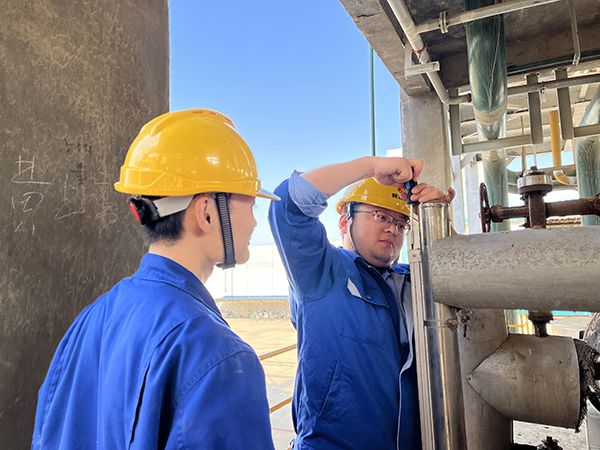 1697697782555854.jpeg 10月14日 青工王少峰,黨鑫在合成裝置現場加裝玻璃杯液位計蓋板 合成車間 趙悅.jpg