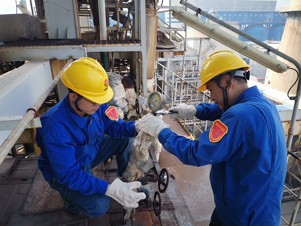 1697785147547684.jpeg 10月15日上午16時,皇甫少強和楊劍琪在3號鍋爐過熱器聯(lián)箱處拆卸壓力表.jpg