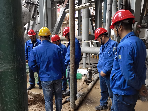 1697941221184991.jpeg 領導討論施工方案.jpg