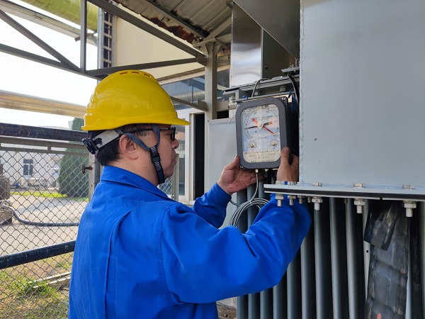 1698192660410044.jpeg 10月大檢修,項(xiàng)目小組人員正在安裝變壓器配件.jpg