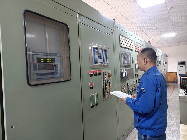 1699534298512568.jpeg 11月8日,機組主操王小波對機組數據進行著實時記錄.jpg