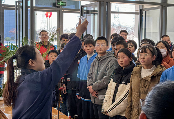 1701415318961381.jpeg 化驗室員工在給同學(xué)們展示化學(xué)實驗 600.jpg