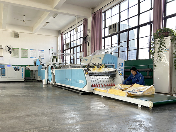 1701922188972209.jpeg 12月6日,操作人員在整理自動(dòng)化切縫套印圈上口尿素袋 600.jpg