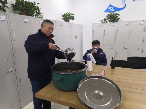 圖1 12月8日，剛忙完工作的職工杜仲毅喝著冰糖雪梨水。肖歡 攝.jpg