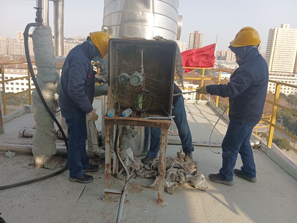 1703463419126429.jpeg 12月20日,計控電儀部空分尿素工段人員在尿素框架5樓給壓力204表增加電伴熱2.jpg