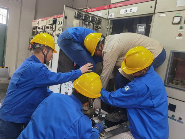 1703806321192359.jpeg 今年大檢修期間,電氣檢修人員齊心協(xié)力“修舊利廢”.jpg