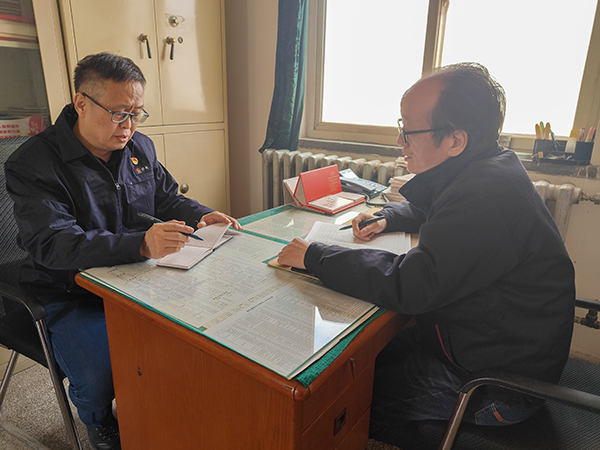 1705047029419257.jpeg 1月10日物料車間支部書記喬玄與車間安全員進行日常談心談話.jpg