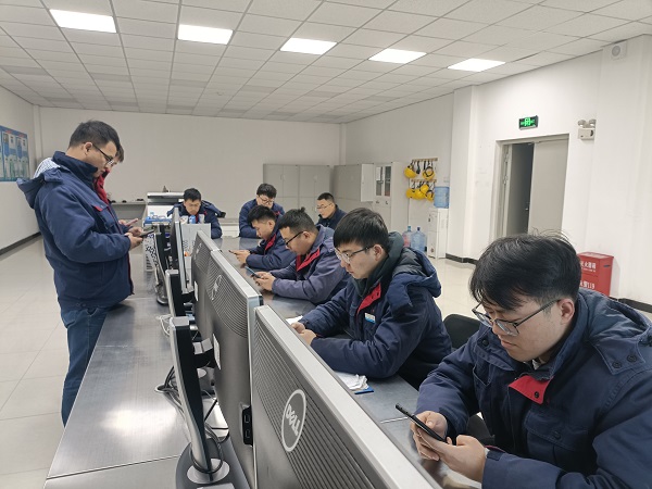 1705450340316282.jpeg 交接班會議上,運行班組員工利用手機觀看十二月的班組考核通報.jpg