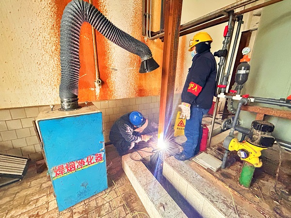 1705623946302651.jpeg 檢修人員現(xiàn)場進(jìn)行焊接作業(yè)安全環(huán)保與之同行2(煙氣回收機(jī)有效使用).jpg