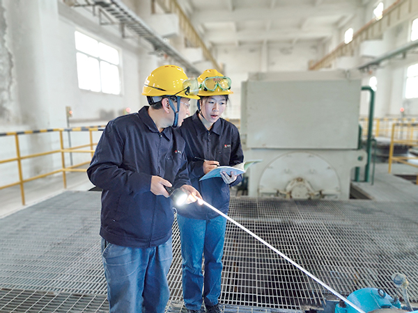王永東在循環水裝置泵房對張雪進行現場培訓.jpg