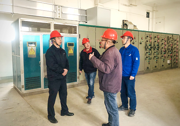 2月8日下午，公司黨委副書記、董事、總經理趙強帶領安全環保部、行政保衛部、物料車間相關領導深入公司191罐區開展春節前安全生產綜合檢查。--圖為配電室.jpg
