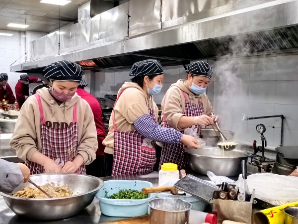 1707535302654939.jpeg 食堂師傅裝飯.jpg