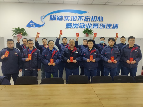 2月11日，大年初二車間管理人員為白班在崗人員，化工二班派發(fā)新春紅包照片.jpg
