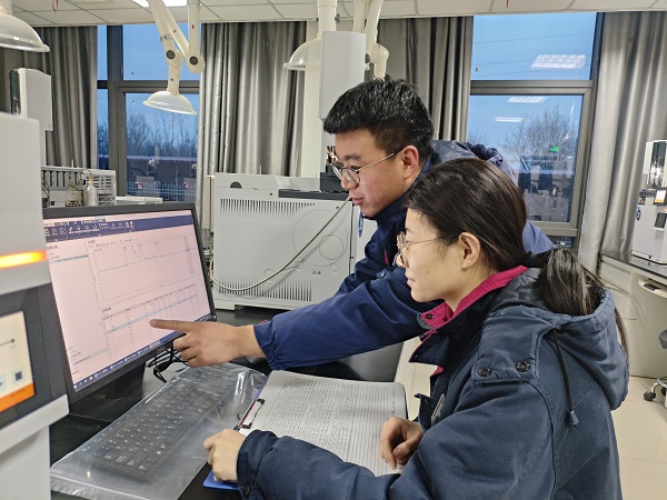 1707870307750668.jpeg 劉兆軍和李艷花在查看色譜數據.jpg