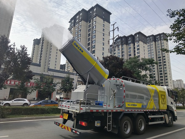 1708497023487078.jpeg 公司多功能抑塵炮霧車在新盛一路循環(huán)作業(yè).jpg