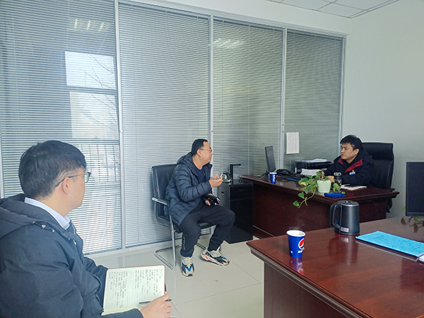 2月23日，運銷分部，曹侃、伍思盈人員，在分部辦公室對標交流。運銷分部 伍思盈 攝.jpg