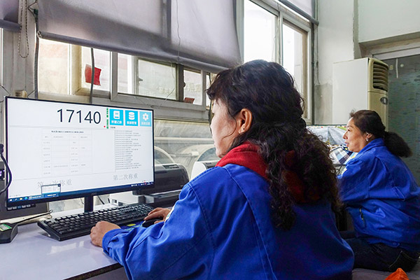 1709695889883171.jpeg 2024年3月南門司衡工作人員將車輛空重輸入ERP系統.jpg