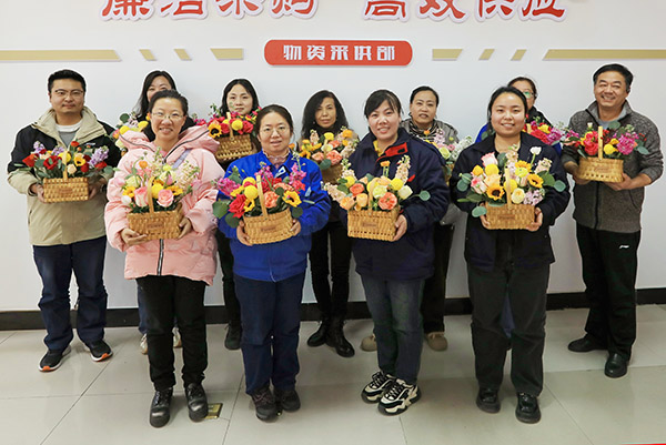 1709781613432097.jpeg 三八節前夕,采供部開展慶三八節花藝活動 (2).jpg