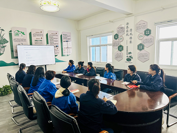 1710407306850506.jpeg 3月14日下午,物料車間組織女職工進行普法宣傳活動,圖為黃彩育正在宣講.jpg