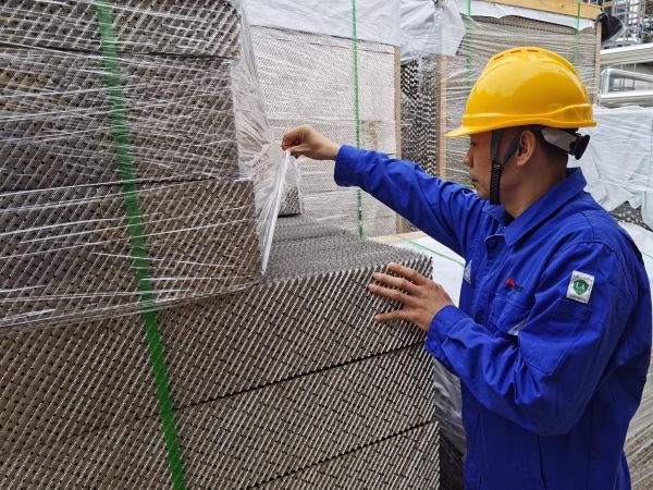 1710488188176811.jpeg 技術人員正在檢查填料.jpg