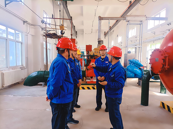 3月19日上午，公司總工程師馬軍忙帶領(lǐng)行政保衛(wèi)部、安全環(huán)保部相關(guān)負(fù)責(zé)人深入191罐區(qū)，開(kāi)展“全覆蓋、零死角”的重大危險(xiǎn)源安全專項(xiàng)檢查。 (3).jpg