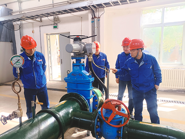 3月19日上午，公司總工程師馬軍忙帶領(lǐng)行政保衛(wèi)部、安全環(huán)保部相關(guān)負(fù)責(zé)人深入191罐區(qū)，開(kāi)展“全覆蓋、零死角”的重大危險(xiǎn)源安全專項(xiàng)檢查。 (1).jpg