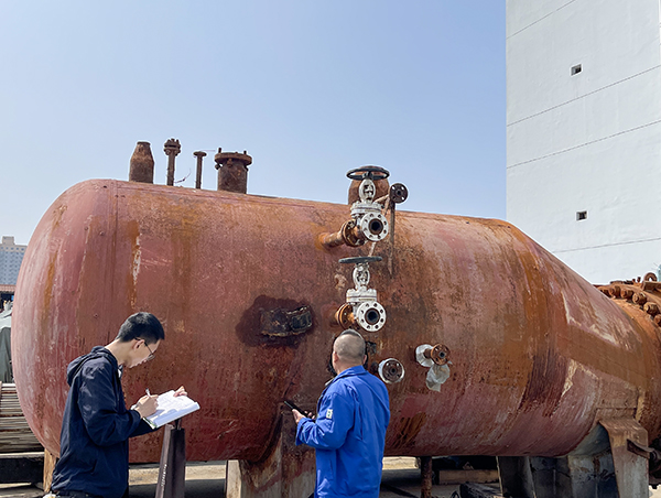 1711443917321365.jpeg 庫管人員與評估單位在對報廢設備進行資產(chǎn)評估確認.jpg