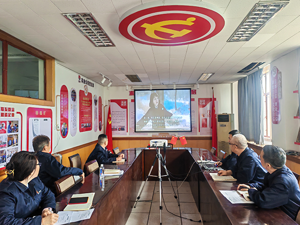 1712097283184883.jpeg 黨員們認真觀看革命先輩們浴血奮戰的事跡視頻.jpg