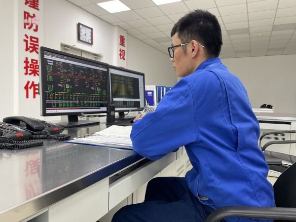 1712534695147752.jpeg 電儀分部員工第五江明調整線路功率因素來節(jié)約電能.jpg