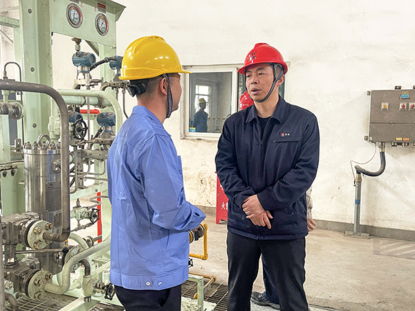 1713086600510552.jpeg 趙總在機(jī)組搶修現(xiàn)場和工藝技術(shù)人員討論交流.jpg