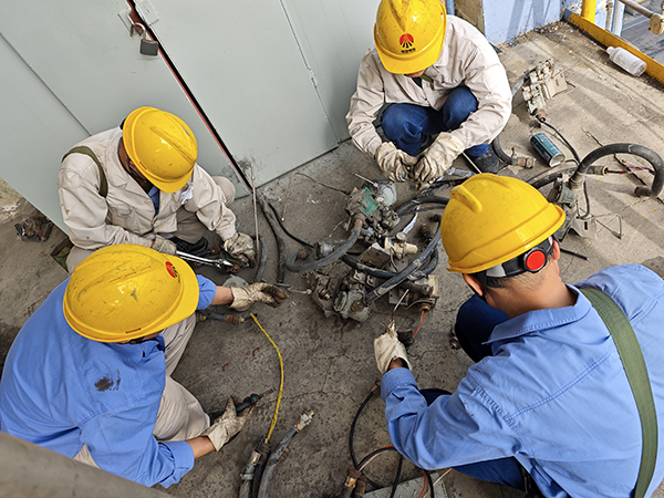 三期大檢修現(xiàn)場，計(jì)控電儀部人員堅(jiān)持做到工完料凈場地清，將現(xiàn)場破損、報(bào)廢的儀表設(shè)備拿回去“二次利用”， 600.jpg