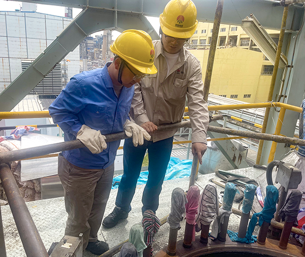 合成塔搶修現場魏師傅給青工培訓.jpg