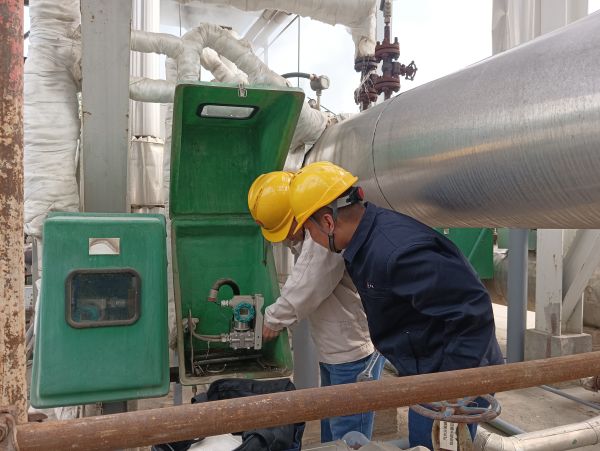 1713228244941058.jpeg 三期檢修差壓發電現場,計控電儀部空分尿素工段人員在現場檢修儀表設備并探討學習.jpg