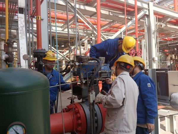 1713228251682311.jpeg 三期檢修現場,計控電儀部空分尿素工段人員在現場檢修閥門并探討學習.jpg