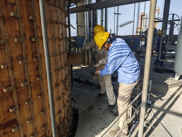 1713246582698047.jpeg 4月15日,三期大檢修現場,計控電儀部段長左克利和老師傅吳培榮一起進行六號爐高溫熱電偶拆檢工作.jpg