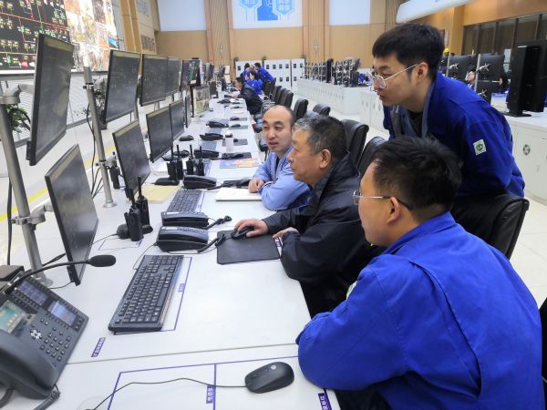 1714456786894422.jpeg 圖2 4月29日,剛從檢修現場回來的雷仲民給青工講解704檢修項目。.jpg