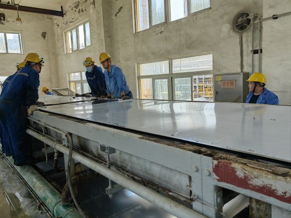 1714778568630749.jpeg 28日,合成車間、修造部人員共同搶修造粒機(jī).jpg