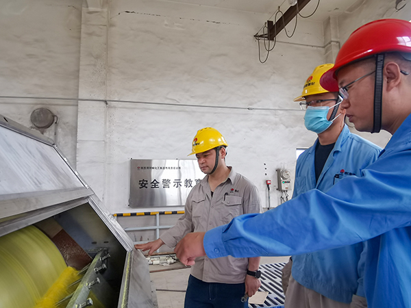 5月27日，劉立考與技術員現場查看新造粒機情況，為開車準備.jpg