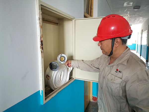 6月5日上午8時30分，車間安全員焦路秦在辦公樓及現場逐個檢查消防設施處于良好備用狀態.jpg