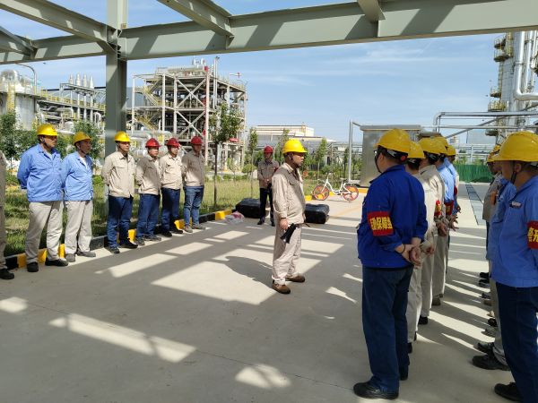 1718173899278158.jpeg 6月12日上午,制氣車間開展丙烯泄漏應(yīng)急演練,上圖為演練結(jié)束后參加演練人員進(jìn)行總結(jié)溝通交流紀(jì)實(shí)照片.jpg