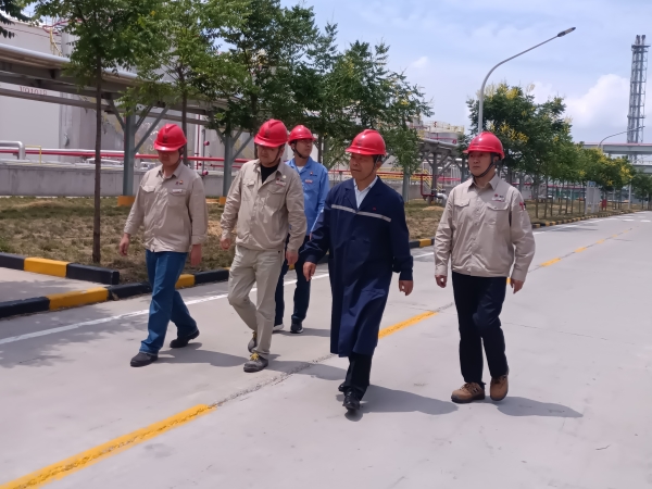 1718873225122547.jpeg 6月20日,公司領導在成品罐區檢查.jpg