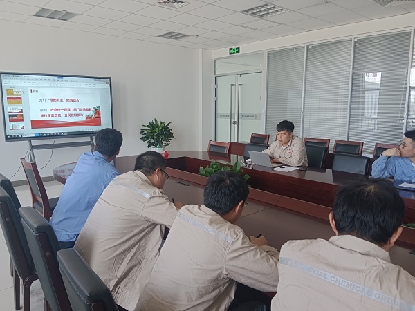 7月4日上午，水汽車間安全員賀文對運(yùn)行一班全體人員進(jìn)行了消防安全培訓(xùn)與典型事故案例分析的專題培訓(xùn)。.jpg