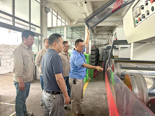 7月18日，總經(jīng)理李留道陪同陜西省安全督導(dǎo)幫扶小組到公司生產(chǎn)現(xiàn)場(chǎng)進(jìn)行了系統(tǒng)檢查.jpg
