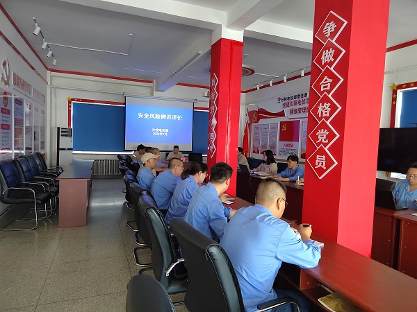 近日，計控電儀部舉行了“安全風險辨識評價”總結會，由部門領導、安全員、各班、段、站長、技術員組成的安全風險評價小組對部門管轄區域的安全風險進行了進一步的辨識評估和總結1.jpg