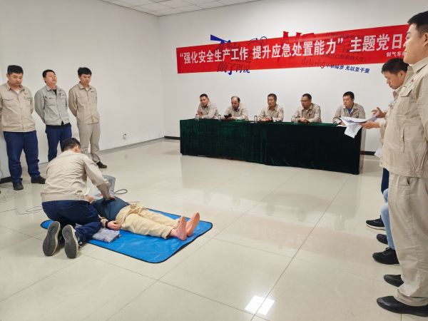 1722213775710763.jpeg 圖2 7月26日,張力演示心肺復(fù)蘇全過程。.jpg