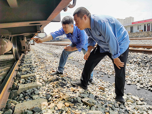 1722471857421344.jpeg 2024年7月31日 鐵路科李紅豫與陳曉武在檢查車輛情況4x.jpg