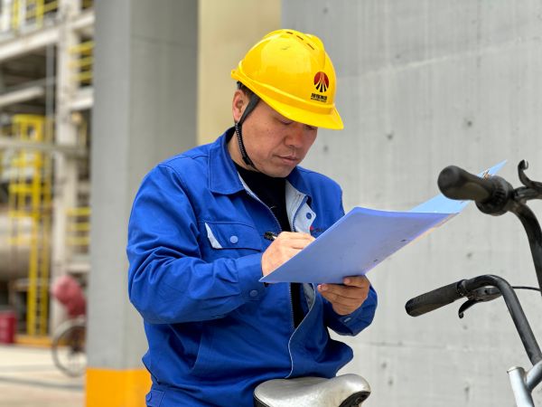 1724893655678194.jpeg 圖2 8月26日,安全員陳科武簽署作業(yè)票據(jù)。.jpg