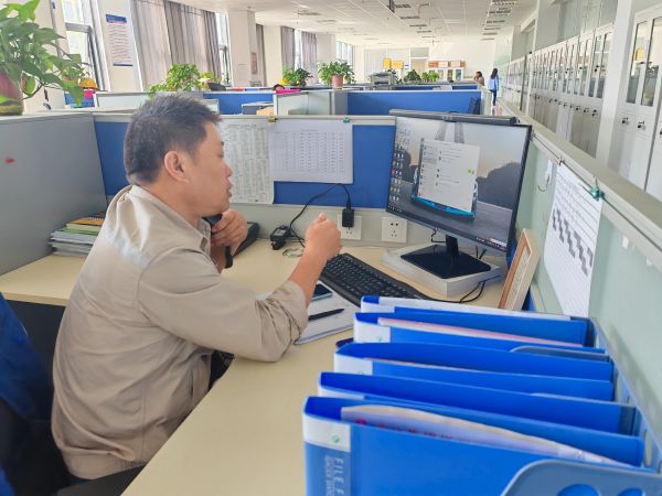 1724893663632165.jpeg 圖1 8月27日,安全員陳科武給現(xiàn)場監(jiān)護人員打電話強調(diào)安全有關(guān)事項。.jpg